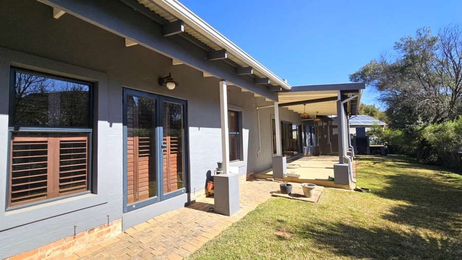 5 Bedroom Property for Sale in The Coves North West